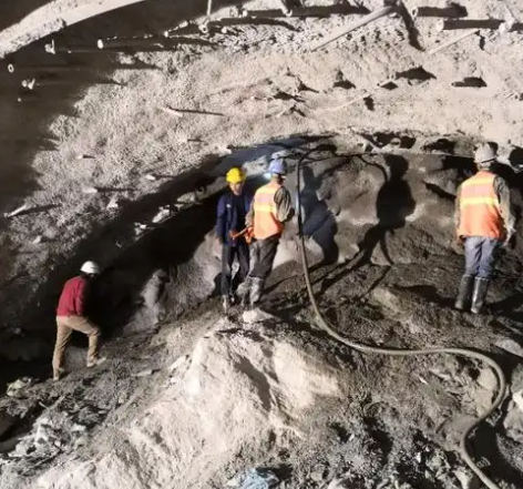 息烽隧道拱顶带模注浆料，微膨胀注浆料的特点及施工工艺